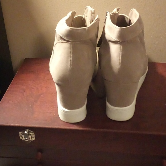 NWOT - Women's Mia Kaleb Wedge Heel Bootie Stone Vegan Suede - Size 9.5M - Picture 3 of 16